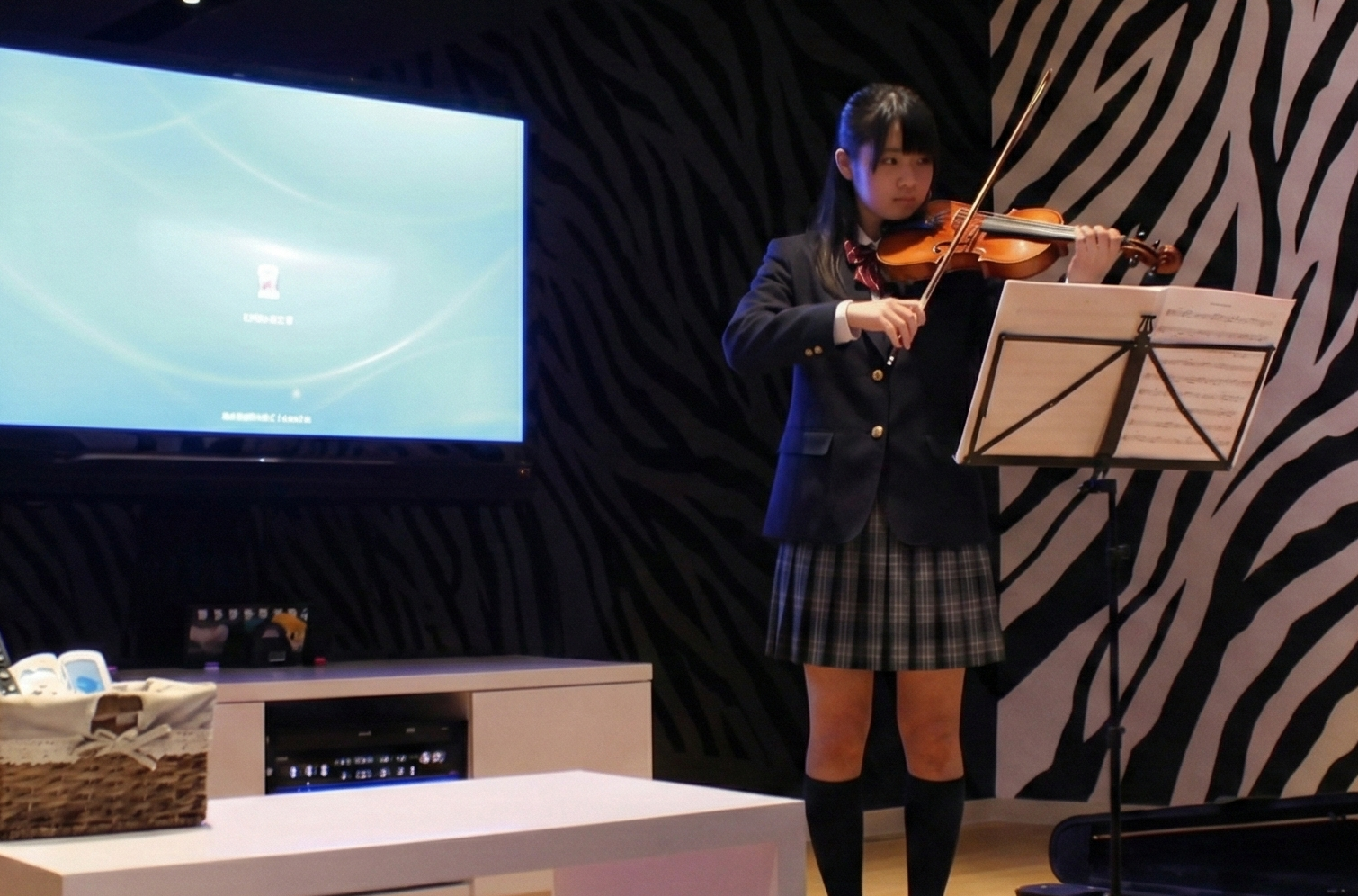 ギターを弾きながら歌を練習している男性