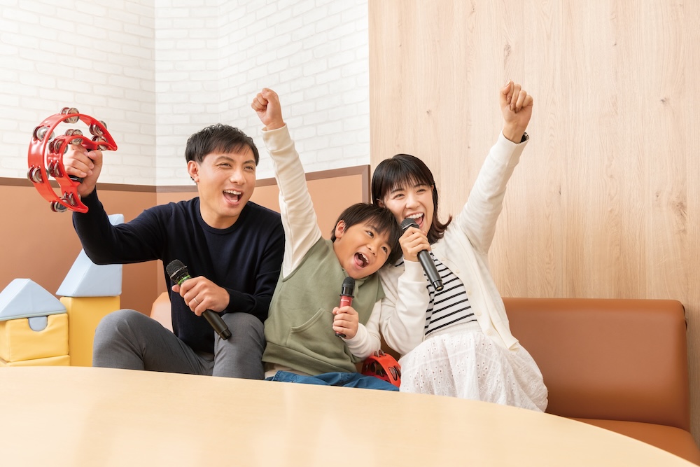 家族がカラオケで盛り上がるシーン