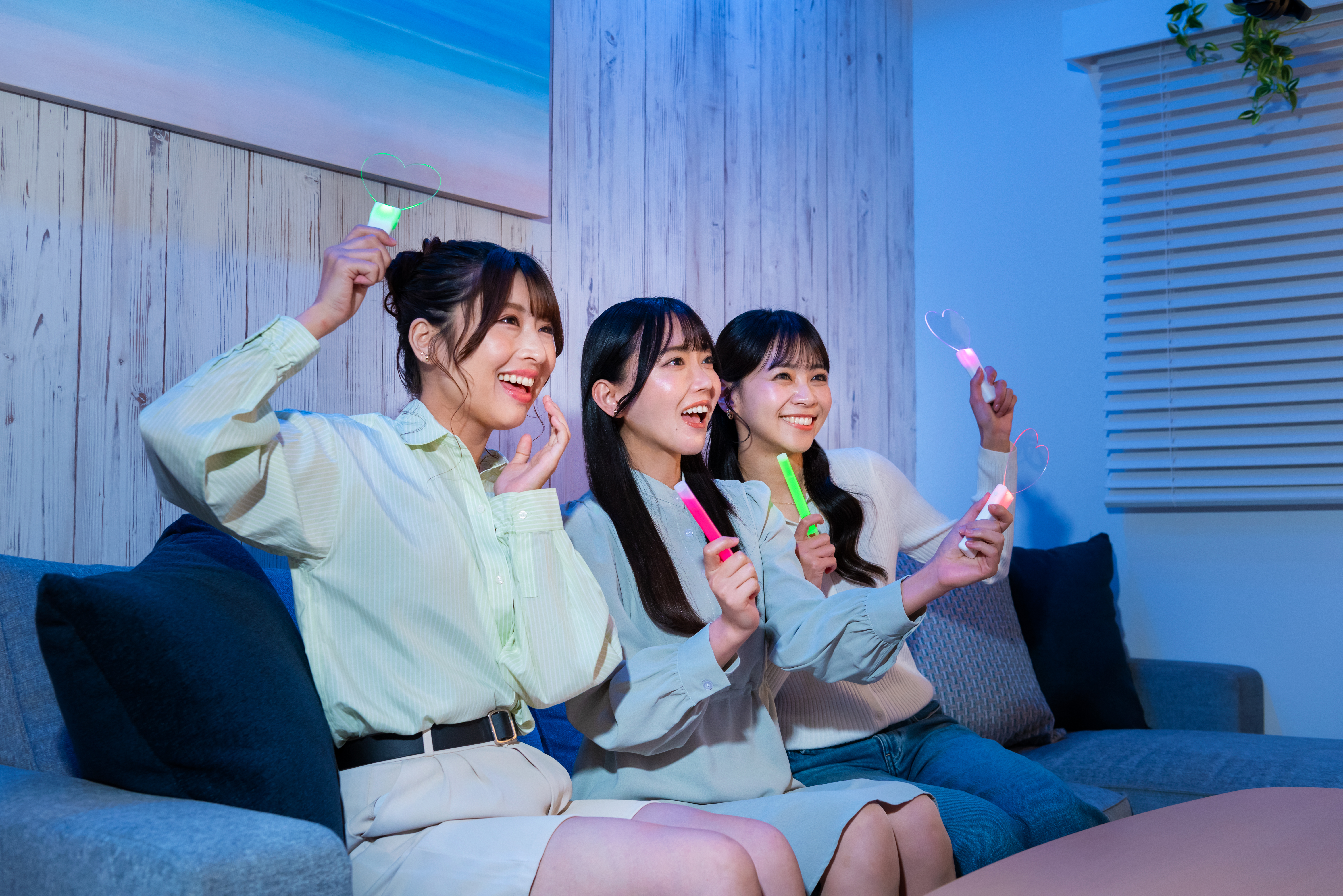 女性が推し活している様子